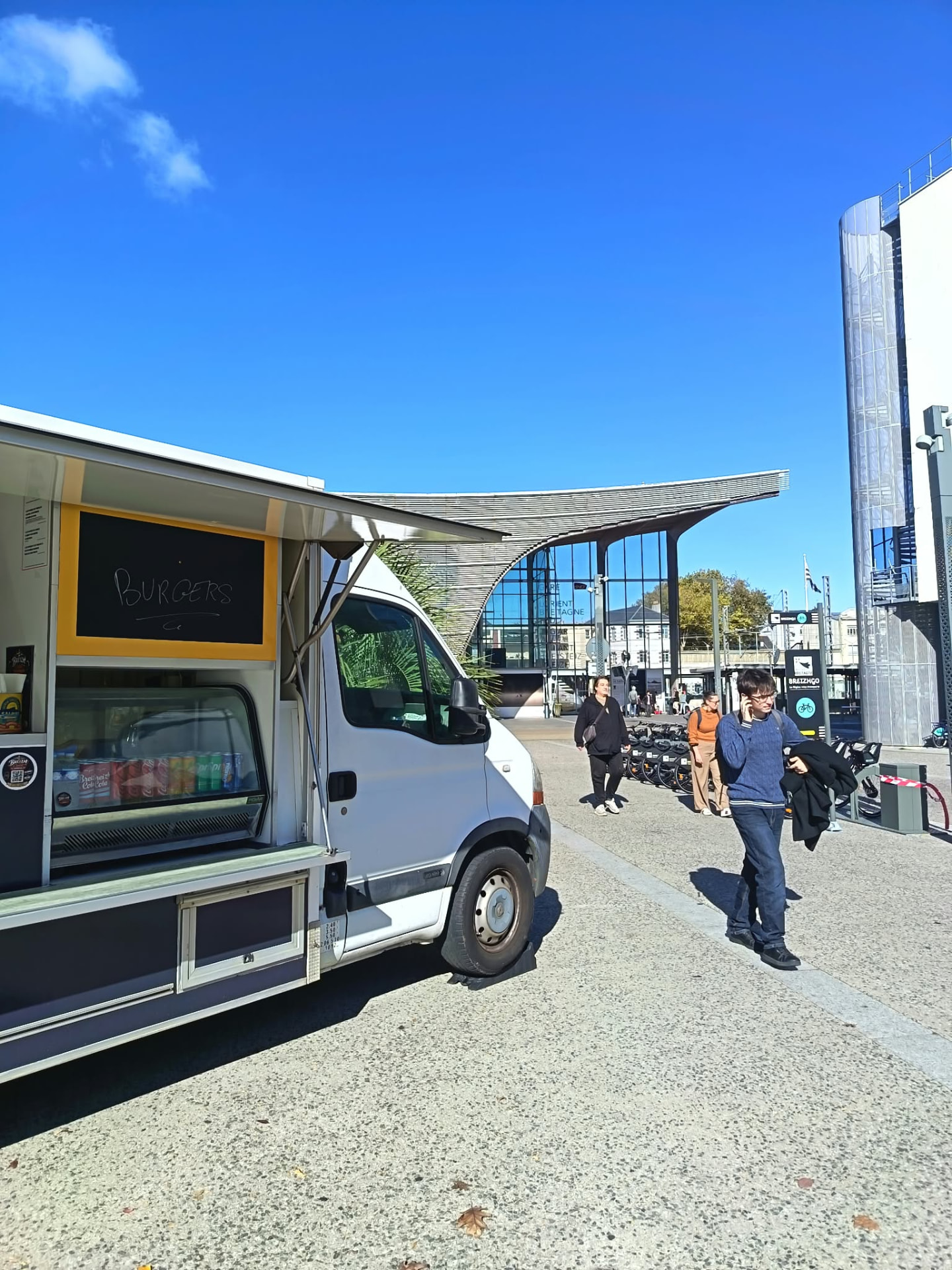 Le food truck Breizh Coast sur le parvis de la gare SNCF de Lorient